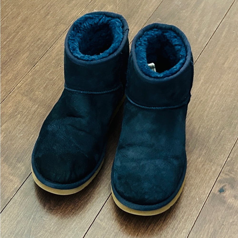 Short Uggs- Navy blue - very nice condition, hardly worn